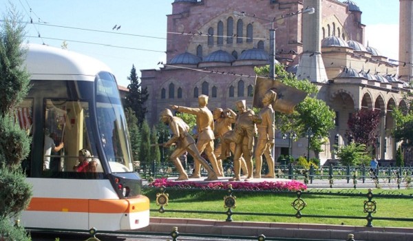 Son yıllarda oluşan şehircilik anlayışı ve projeleriyle Eskişehir  yeni bir çevreye bürünüyor. Porsuk Çayı’nın  iyileştirilmesi,  tranvayın şehri bir baştan diğer başa kat edişi, yayayollarının tamamlanması...